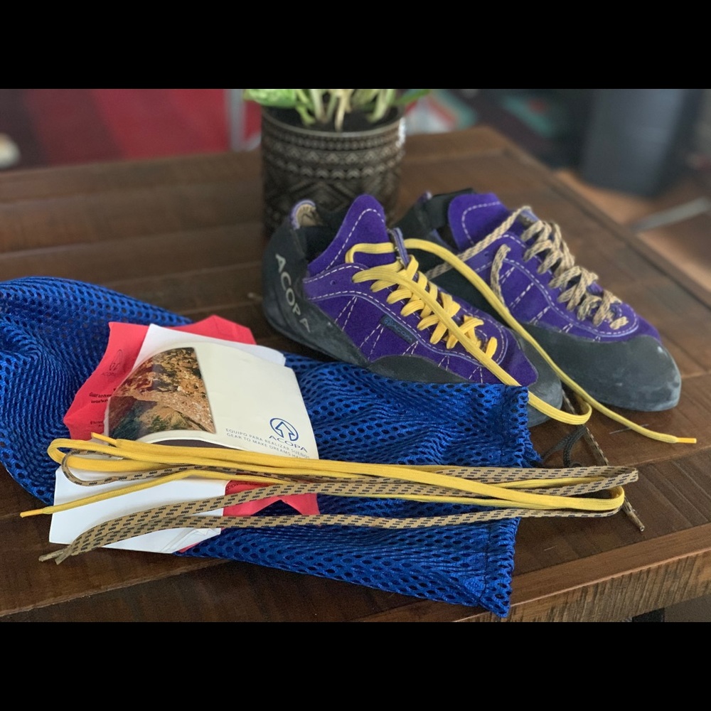 Acopa rock climbing shoes with bag and extra laces